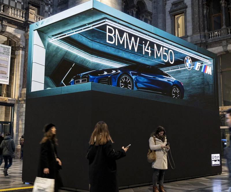 campagne publicitaire pour la BMW i4. Durant le Salon de l'Auto de Bruxelles. Ecran LED anamorphique exposé à la gare d'Anvers.